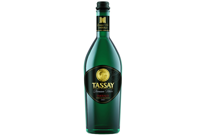 Природная минеральная вода Tassay Emerald газированная, стекло 0.75 литра